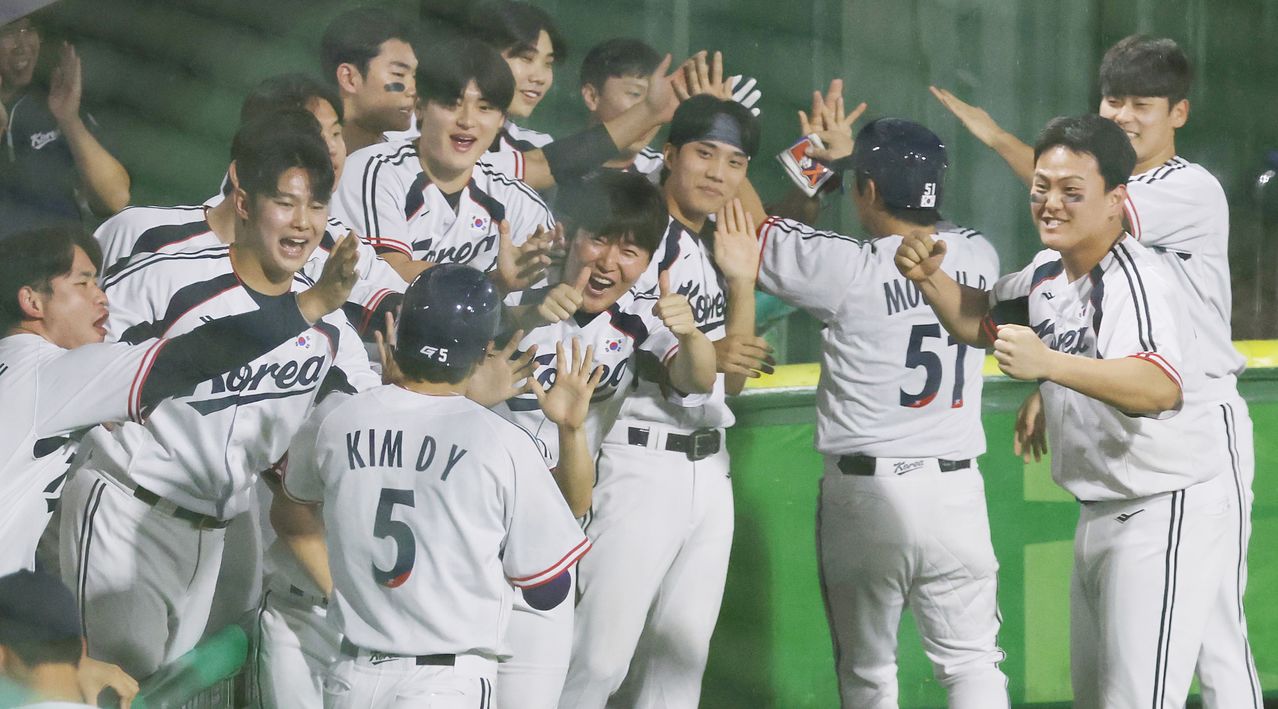 26일 일본 아이치현 도요하시 시민구장에서 열린 2026 아이치·나고야 아시안게임 야구 슈퍼라운드 대한민국과 중국의 경기.   1회말 1사 2,3루 대한민국 문보경의 안타때 문현빈, 김도영이 득점 후 동료들의 축하를 받고 있다. 연합뉴스