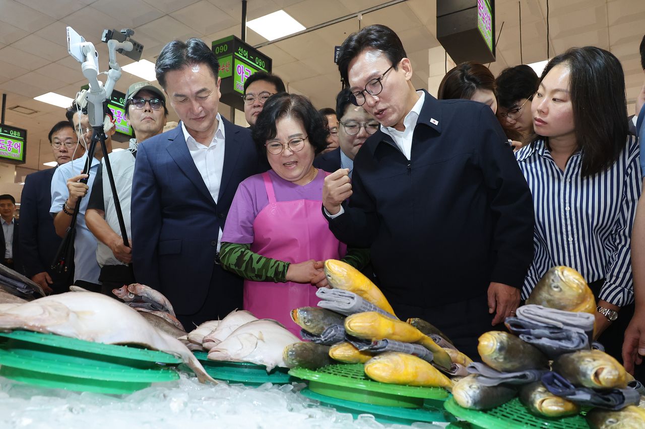 김민석 더불어민주당 대표가 지난 8일 서울 동작구 노량진수산시장을 방문해 상인들과 대화하고 있다. 뉴스1