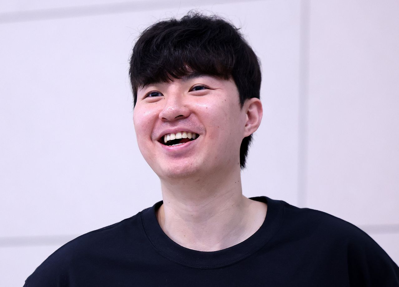 이현중이 26일 오후 인천국제공항 제2여객터미널에서 미국으로 출국하며 미소짓고 있다. 이현중은 미국으로 출국해 미국프로농구(NBA) 개막 전까지 포틀랜드 트레이닝 캠프에서 생존경쟁에 돌입한다. 뉴스1