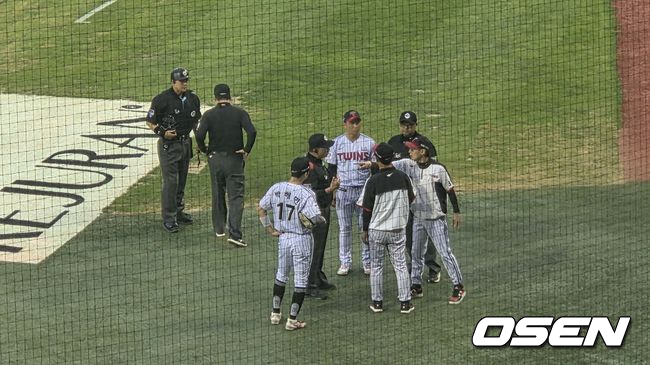 [OSEN=잠실, 한용섭 기자] 프로야구 LG 트윈스와 롯데 자이언츠는 24일 잠실구장에서 맞대결을 가졌다. 롯데의 3회초 2사 2루에서 LG 투수 톨허스트의 폭투 때 2루주자 황성빈이 홈까지 들어와 득점이 인정되자, 염경엽 LG 감독이 볼데드 상황이라고 심판진에게 항의하고 있다.  /orange@osen.co.kr