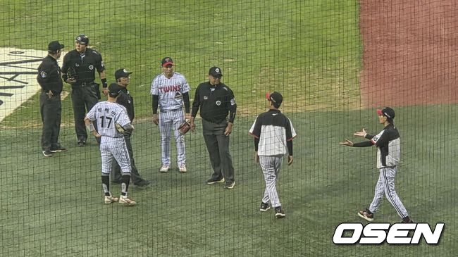 [OSEN=잠실, 한용섭 기자] 프로야구 LG 트윈스와 롯데 자이언츠는 24일 잠실구장에서 맞대결을 가졌다. 롯데의 3회초 2사 2루에서 LG 투수 톨허스트의 폭투 때 2루주자 황성빈이 홈까지 들어와 득점이 인정되자, 염경엽 LG 감독이 볼데드 상황이라고 심판진에게 항의하고 있다.  /orange@osen.co.kr
