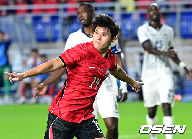 [OSEN=수원, 최규한 기자] 한국 축구가 로베르토 모레노 감독의데뷔전을대승으로 장식했다.모레노 임시 감독이 이끄는 대한민국 축구대표팀(FIFA 랭킹 32위)은24일 수원월드컵경기장에서 열린 9월 A매치 평가전에서 에콰도르(FIFA 랭킹 25위)를 3-0으로 제압했다.후반 한국 이동경이 팀 세번째 골을 작렬시킨 뒤 기뻐하고 있다. 2026.09.24 / dreamer@osen.co.kr
