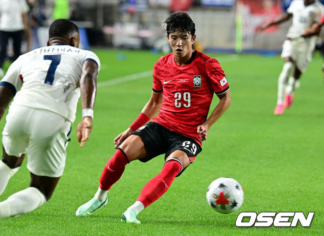 [OSEN=수원, 조은정 기자]로베르트 모레노 감독이 이끄는 대한민국 축구대표팀이 24일 수원월드컵경기장에서 에콰도르와 친선경기를 가졌다.이날 경기는 모레노 감독의 대한민국 축구대표팀 데뷔전으로 임시 감독의 계약 기간은 오는 11월 27일까지다. A매치 6경기를 치른 뒤 성적과 경기 내용을 바탕으로 계약 연장 여부가 결정된다.전반 대한민국 정승원이 에콰도르를 상대하고 있다. 2026.09.24 /cej@osen.co.kr