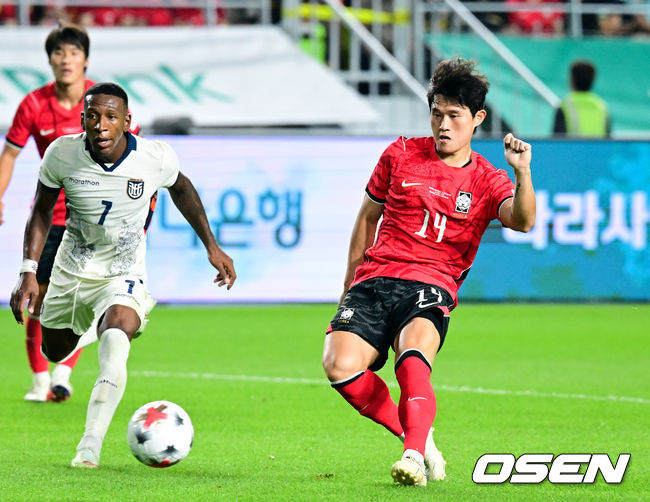 [OSEN=수원, 조은정 기자]로베르트 모레노 감독이 이끄는 대한민국 축구대표팀이 24일 수원월드컵경기장에서 에콰도르와 친선경기를 가졌다.이날 경기는 모레노 감독의 대한민국 축구대표팀 데뷔전으로 임시 감독의 계약 기간은 오는 11월 27일까지다. A매치 6경기를 치른 뒤 성적과 경기 내용을 바탕으로 계약 연장 여부가 결정된다.후반 대한민국 이동경이 팀의 세 번째 골을 넣고 있다. 2026.09.24 /cej@osen.co.kr