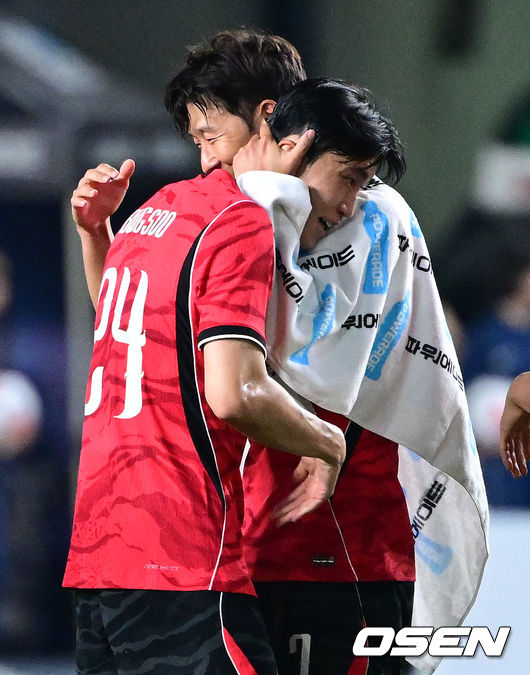 [OSEN=수원, 최규한 기자] 한국 축구가 로베르토 모레노 감독의데뷔전을대승으로 장식했다.모레노 임시 감독이 이끄는 대한민국 축구대표팀(FIFA 랭킹 32위)은24일 수원월드컵경기장에서 열린 9월 A매치 평가전에서 에콰도르(FIFA 랭킹 25위)를 3-0으로 제압했다.경기를 마치고 한국 손흥민과 김봉수가 인사를 나누고 있다. 2026.09.24 / dreamer@osen.co.kr