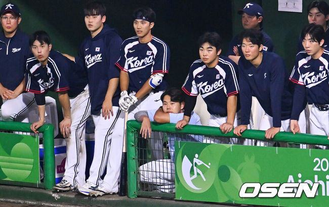 [OSEN=도요하시(일본), 박준형 기자] 25일 일본 아이치현 도요하시 시민구장에서 '2026 아이치·나고야 아시안게임' 야구 슈퍼라운드 한국과 일본의 경기가 진행됐다.투수 중 유일하게 공을 한 개도 던지지 않은 소형준이 슈퍼라운드 첫 경기에서 선발투수로 나섰다.패색이 짙어진 8회말 어두운 분위기의 야구대표팀 더그아웃.   2026.09.25 / soul1014@osen.co.kr