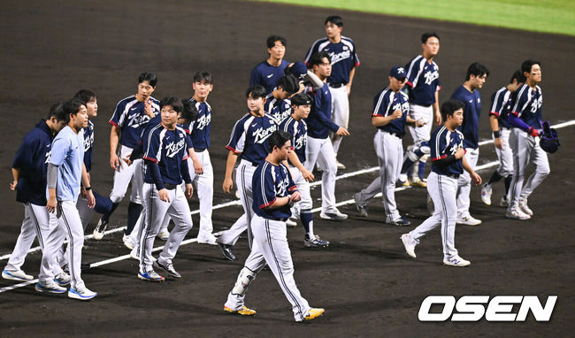 [OSEN=도요하시(일본), 박준형 기자] 류지현호가 일본 사회인군단에 무릎을 꿇으며 5회 연속 금메달 도전에 비상이 걸렸다.류지현 감독이 이끄는 한국 야구대표팀은 25일 일본 아이치현 도요하시 시민구장에서 열린 2026 아이치-나고야 아시안게임 슈퍼라운드 일본과 첫 경기에서 0-5로 패했다.경기종료 후 야구대표팀이 패배에 아쉬워하고 있다.  2026.09.25 / soul1014@osen.co.kr