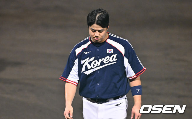 [OSEN=도요하시(일본), 박준형 기자] 25일 일본 아이치현 도요하시 시민구장에서 '2026 아이치·나고야 아시안게임' 야구 슈퍼라운드 한국과 일본의 경기가 진행됐다.투수 중 유일하게 공을 한 개도 던지지 않은 소형준이 슈퍼라운드 첫 경기에서 선발투수로 나섰다.4회초 1사 1루 노시환이 병살타를 날린뒤 1루에서 아웃된뒤 아쉬워하고  있다.     2026.09.25 / soul1014@osen.co.kr