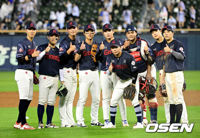 [OSEN=잠실, 지형준 기자] 프로야구 롯데 자이언츠가 21일 서울 잠실구장에서 열린 2026 신한 SOL KBO리그 두산 베어스와의 시즌 13차전에서 11-4로 승리했다.롯데는 3연전 기선제압과 함께 파죽의 5연승을 달리며 시즌 50승 2무 57패를 기록했다. 롯데의 5연승은 6월 21일 고척 키움 히어로즈전 이후 61일 만이다. 반면 2연패에 빠진 두산은 57승 4무 50패가 됐다.경기를 마치고 롯데 선수들이 승리를 기뻐하고 있다. 2026.08.21 / jpnews@osen.co.kr