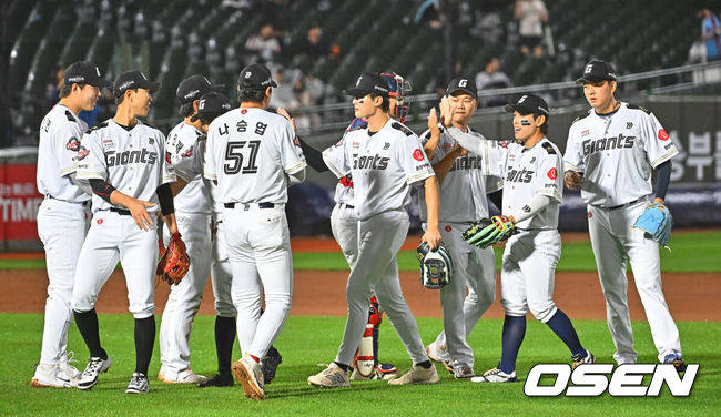 [OSEN=부산, 이석우 기자] 24일 부산 사직야구장에서 2026 신한 SOL KBO 리그 롯데 자이언츠와 NC 다이노스의 경기가 열렸다. 홈팀 롯데는 로드리게스가, 방문팀 NC는 테일러가 선발 출전했다.롯데 자이언츠 선수들이 5-3으로 역전승을 올리고 기쁨을 나누고 있다. 2026.06.24 / foto0307@osen.co.kr