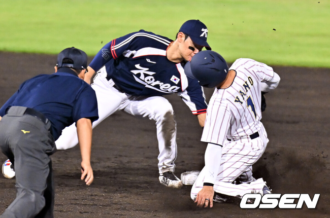 [OSEN=도요하시(일본), 박준형 기자] 25일 일본 아이치현 도요하시 시민구장에서 '2026 아이치·나고야 아시안게임' 야구 슈퍼라운드 한국과 일본의 경기가 진행됐다.투수 중 유일하게 공을 한 개도 던지지 않은 소형준이 슈퍼라운드 첫 경기에서 선발투수로 나섰다.3회말 1사 1루 일본 소에다의 타석때 김주원 유격수가 1루 주자 야노의 도루를 허용하고 있다. 2026.09.25 / soul1014@osen.co.kr