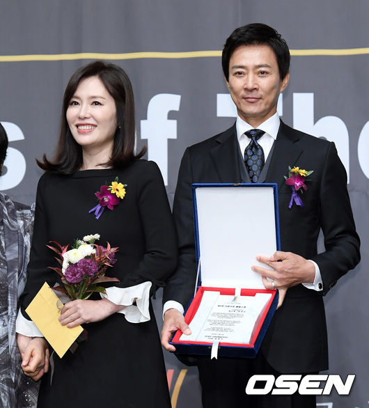 [OSEN=조은정 기자] 6일 오후 서울 중구 명보아트홀에서 제9회 아름다운예술인상이 진행됐다.아름다운예술인상 시상식은 지난 한 해의 영화 연극 분야에서 뛰어난 활동을 한 대표적인 예술인을 대상으로 영화예술인, 공로예술인, 연극예술인, 선행부문인 굿피플예술인, 그리고 신인예술인까지 5개 부문 수상자를 선정, 각 부문 2천만 원씩 총 1억 원의 시상금과 상패를 수여한다.배우 하희라, 최수종이 포즈를 취하고 있다. /cej@osen.co.kr
