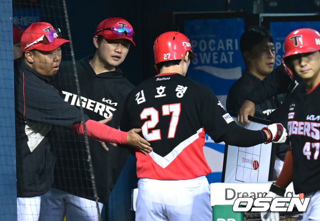 [OSEN=잠실, 최규한 기자] 23일 서울 잠실야구장에서 ‘2026 신한 SOL Bank KBO리그’ 두산 베어스와 KIA 타이거즈의 경기가 열렸다.홈팀 두산은 잭로그, 방문팀 KIA는 애덤 올러를 선발로 내세웠다.1회초 1사 3루 상황 KIA 김선빈의 내야 땅볼 때 상대 실책을 틈타 득점을 올린 3루 주자 김호령이 이범호 감독과 인사를 나누고 있다. 2026.09.23 / dreamer@osen.co.kr