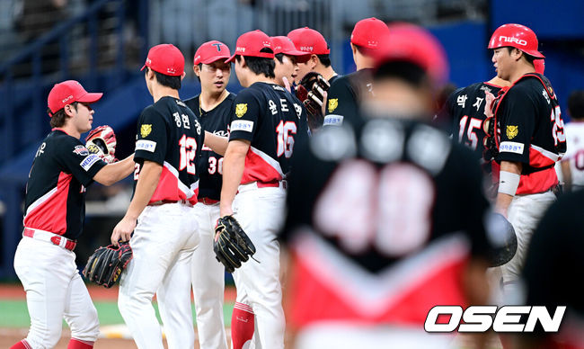[OSEN=고척, 최규한 기자] 21일 서울 고척스카이돔에서 ‘2026 신한 SOL Bank KBO리그’ 키움 히어로즈와 KIA 타이거즈의 경기가 열렸다.이날 경기는 KIA가 11-1 완승을 거두고 6연승을 달성했다. 올 시즌 고척돔에서 치른 7경기에서 전승을 이어가고 있다.KIA 선발투수 양현종은 5⅓이닝 2피안타 2볼넷 1사구 5탈삼진 1실점 호투로 시즌 9승을 수확했다. 경기를 마치고 승리한 KIA 선수들이 인사를 나누고 있다. 2026.08.21 / dreamer@osen.co.kr