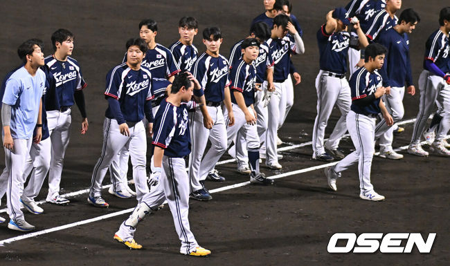 [OSEN=도요하시(일본), 박준형 기자] 류지현호가 일본 사회인군단에 무릎을 꿇으며 5회 연속 금메달 도전에 비상이 걸렸다.류지현 감독이 이끄는 한국 야구대표팀은 25일 일본 아이치현 도요하시 시민구장에서 열린 2026 아이치-나고야 아시안게임 슈퍼라운드 일본과 첫 경기에서 0-5로 패했다.경기종료 후 야구대표팀이 패배에 아쉬워하고 있다.  2026.09.25 / soul1014@osen.co.kr