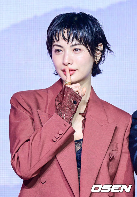 [OSEN=최규한 기자] 9일 오전 서울 JW 메리어트 동대문 스퀘어에서 넷플릭스(Netflix) 시리즈 '스캔들' 제작발표회가 열렸다.넷플릭스 시리즈 '스캔들'은 조선시대 여인으로만 갇혀 살기엔 뛰어난 재능을 가진 '조씨부인’(손예진 분)과 조선 최고의 연애꾼 '조원’(지창욱 분)이 벌이는 발칙하고 위험한 사랑 내기, 그리고 그 내기에 얽히게 된 청상과부 '희연’(나나 분)의 이야기를 그린 작품이다.배우 나나가 포토타임을 하고 있다. 2026.09.09 / dreamer@osen.co.kr