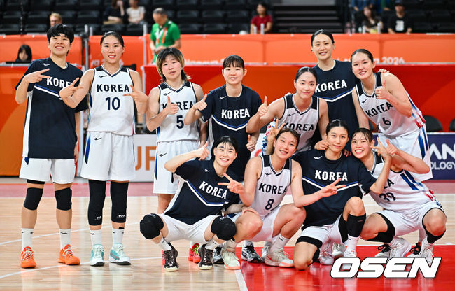[OSEN=나고야(일본), 박준형 기자] 여자농구 대표팀이 24일 일본 나고야의 아이치 인터내셔널 아레나에서  열린 2026 아이치-나고야 아시안게임 8강 인도네시아와의 경기에서 101-59로 승리했다.한국의 4강 상대는 중국과 몽골 경기의 승리이다.경기종료 후 농구대표팀 선수들이 포즈를 취하고 있다.  2026.09.24 / soul1014@osen.co.kr