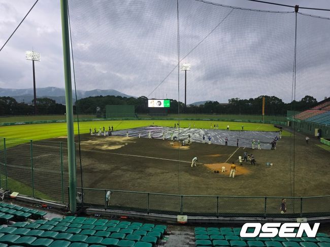 [OSEN=도요하시(일본), 이후광 기자] 방수포 설치하고 있는 도요하시 시민구장 / backlight@osen.co.kr