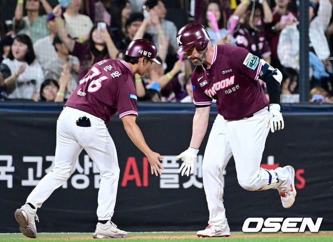 [OSEN=수원, 최규한 기자] 26일 경기도 수원 KT위즈파크에서 ‘2026 신한 SOL Bank KBO리그’ KT 위즈와 키움 히어로즈의 경기가 열렸다.홈팀 KT는 고영표, 방문팀 키움은 안우진을 선발로 내세웠다.7회초 1사 주자없는 상황 키움 데이비슨이 달아나는 중월 솔로포를 날리고 그라운드를 돌며 김준완 코치와 인사를 나누고 있다. 2026.09.26 / dreamer@osen.co.kr