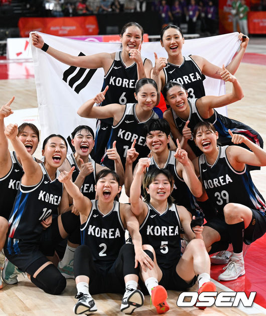 [OSEN=아이치현(일본), 박준형 기자] 남자 대표팀에 이어 여자 대표팀도 결승에서 일본을 꺾고 금메달을 목에 걸었다. 한국 농구가 일본 홈코트에서 '남녀 동반' 우승을 완성했다.박수호 감독이 이끄는 한국 대표팀은 26일 일본 나고야 아이치 인터내셔널 아레나에서 열린 2026년 아이치·나고야 아시안게임 여자농구 결승전에서 일본을 75-70으로 누르고 우승을 차지했다.경기종료 후 금메달 확정한 여자 농구대표팀이 포즈를 취하고 있다.  2026.09.26 / soul1014@osen.co.kr