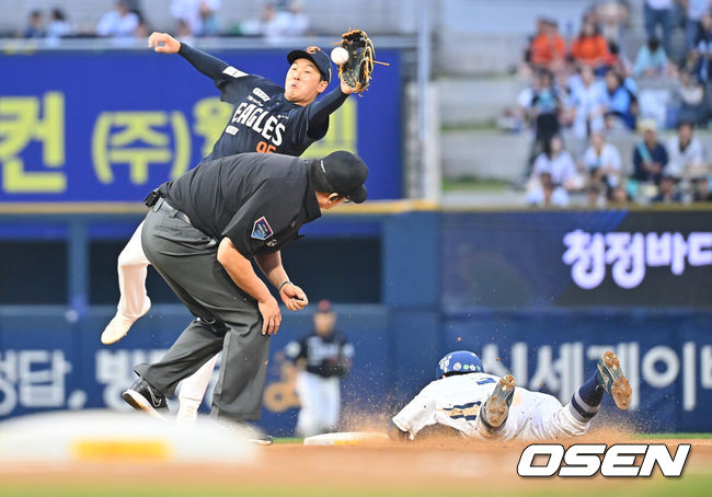 [OSEN=창원, 이석우 기자] 26일 창원NC파크에서 2026 신한 SOL KBO 리그 NC 다이노스와 한화 이글스의 경기가 열렸다. 홈팀 NC는 토다가, 방문팀 한화는 황준서가 선발 출전했다. NC 다이노스 박민우가 3회말 2사 1루 블레인 타석때 2루 도루를 성공하고 있다. 2026.09.26 / foto0307@osen.co.kr