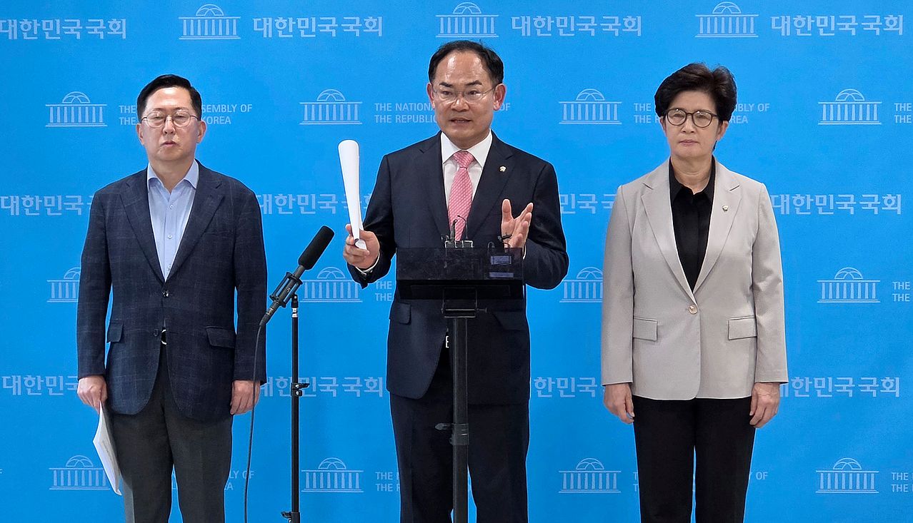 국민의힘 국방위원회 간사인 임종득 의원과 국방위원들이 26일 국회 소통관에서 비무장지대 폭발사고 현장조사와 관련해 기자회견에서 취재진 질의에 답하고 있다. 사진 임종득 의원실= 연합뉴스