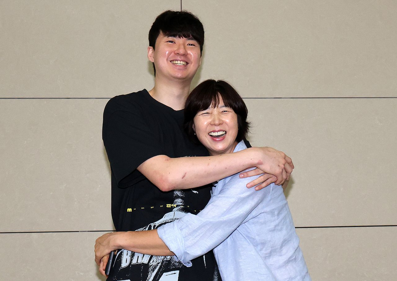 NBA 재도전 위해 미국으로 출국하는 이현중(왼쪽). 어머니 성정아 이사의 응원을 받았다. 뉴스1