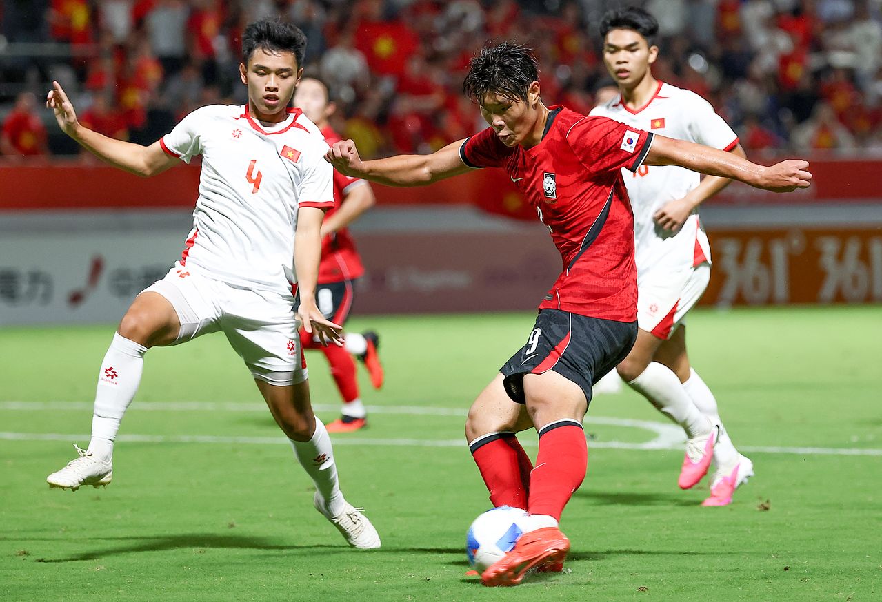 25일 일본 나고야 미즈호 공원 럭비경기장에서 열린 2026 아이치·나고야 아시안게임 남자 축구 8강 한국과 베트남의 경기. 한국 이영준이 팀 세번째 골을 넣고 있다. 연합뉴스