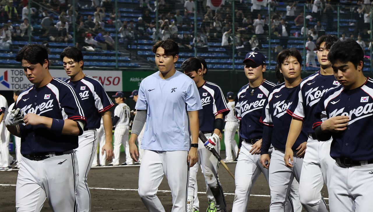 25일 일본 아이치현 도요하시 시민구장에서 열린 2026 아이치·나고야 아시안게임 야구 슈퍼라운드 한국과 일본의 경기에서 0-5로 패한 한국 선수들이 아쉬운 표정을 보이고 있다. 연합뉴스