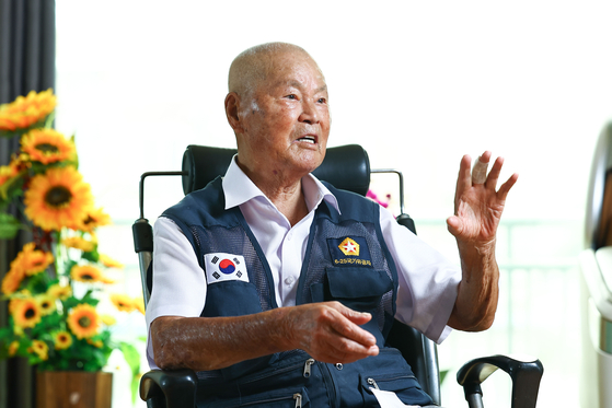   이재옥 참전용사가 6·25 전쟁 참전 당시 상황을 떠올리고 있다. 김종호 기자