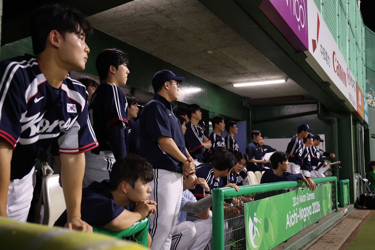 25일 일본 아이치현 도요하시 시민구장에서 열린 2026 아이치·나고야 아시안게임 야구 슈퍼라운드 한국과 일본의 경기. 9회초 0-5로 지고있는 상황에서 한국 선수들이 어두운 표정을 보이고 있다. 연합뉴스