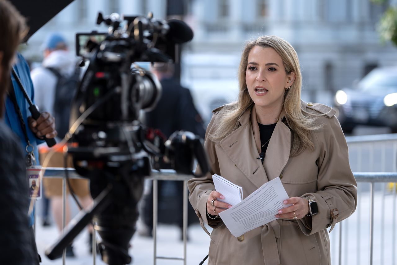 CNN 백악관 출입기자 베시 클라인이 지난 24일 백악관 앞에서 리포팅을 하고 있다. AP=연합뉴스