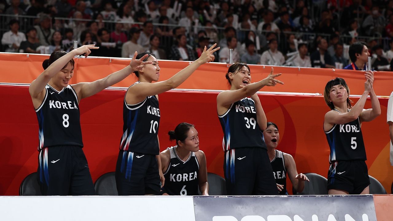 이해란의 3점포가 터지자 환호하는 한국 벤치. 연합뉴스