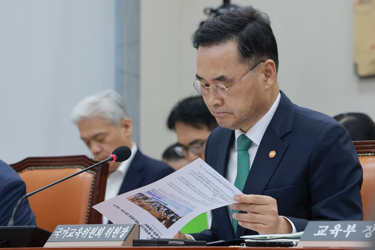 차정인 국가교육위원장이 지난 8월 12일 국회 교육위원회 전체회의에서 대학수학능력시험(수능) 서·논술형 문항 도입 추진과 관련한 신문 기사를 살피고 있다. 연합뉴스