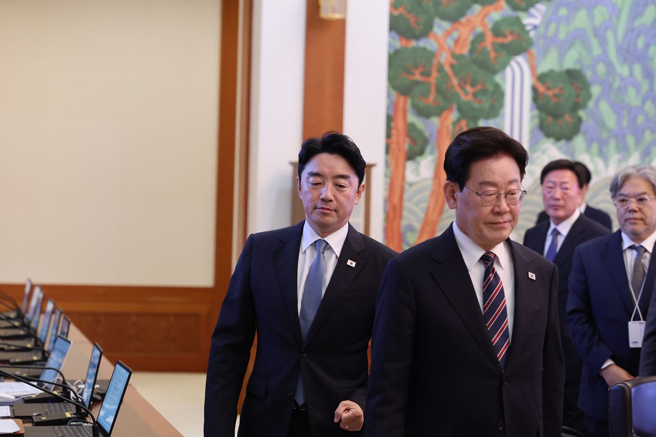 이재명 대통령이 21일 청와대에서 열린 수석보좌관회의에서 참석하고 있다. 왼쪽은 이날 오전 사의를 표명한 강훈식 비서실장. 청와대사진기자단 