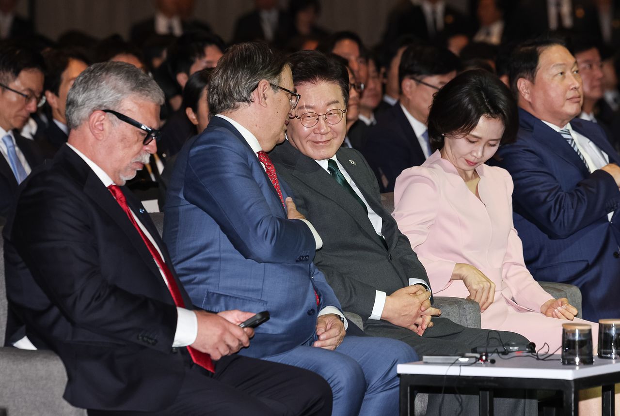 이재명 대통령과 마르셀로 에브라르드 멕시코 경제장관이 25일(현지시간) 멕시코 멕시코시티 월드트레이드센터에서 열린 한·멕시코 비즈니스포럼에서 대화를 하고 있다. 뉴스1