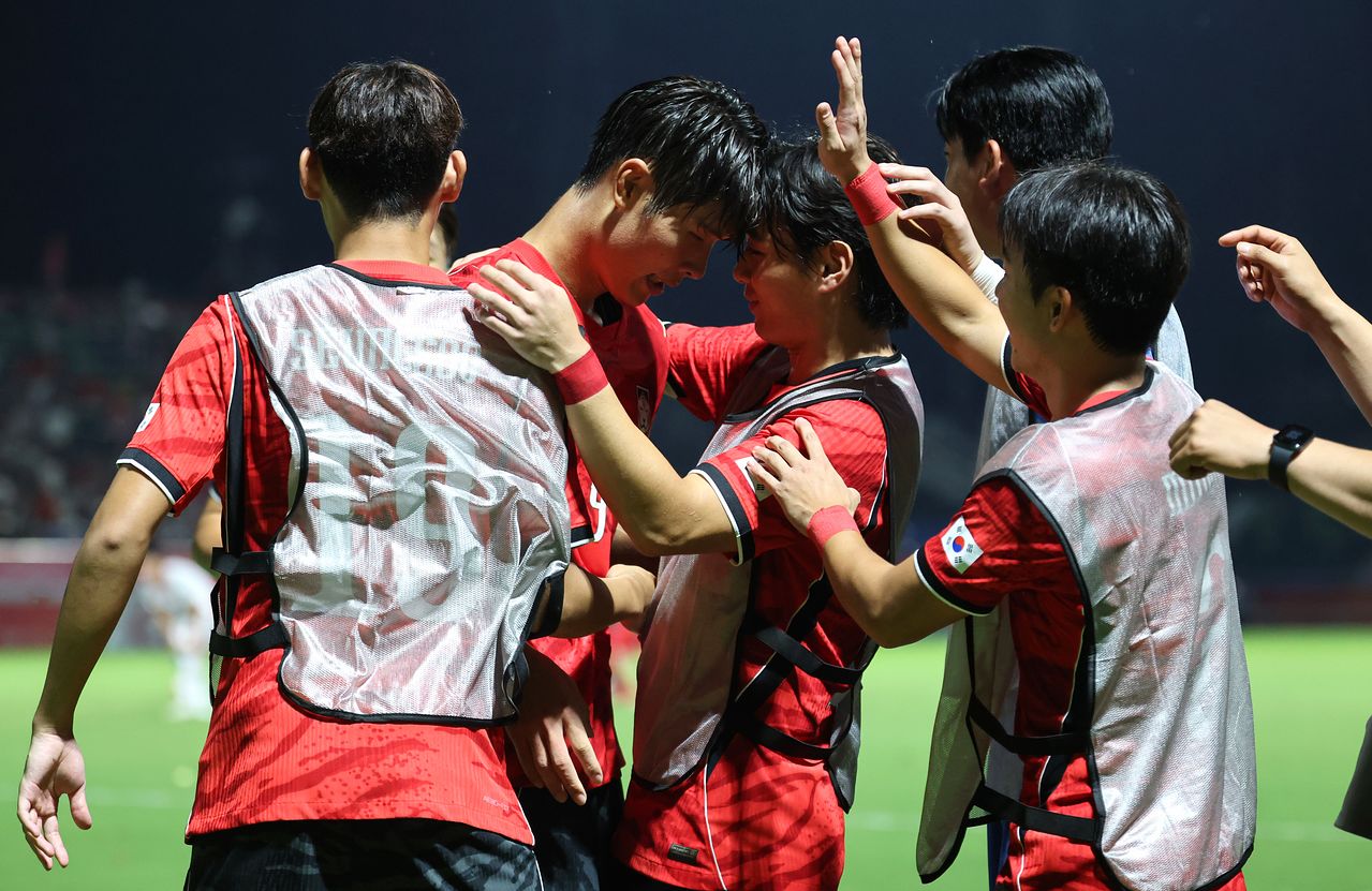 25일 오후 일본 나고야 미즈호 파크 럭비 필드에서 열린 2026 아이치·나고야 아시안게임 남자축구 8강 대한민국과 베트남의 경기, 대한민국 이영준이 팀의 세번째 골을 넣고 기뻐하고 있다. 뉴스1