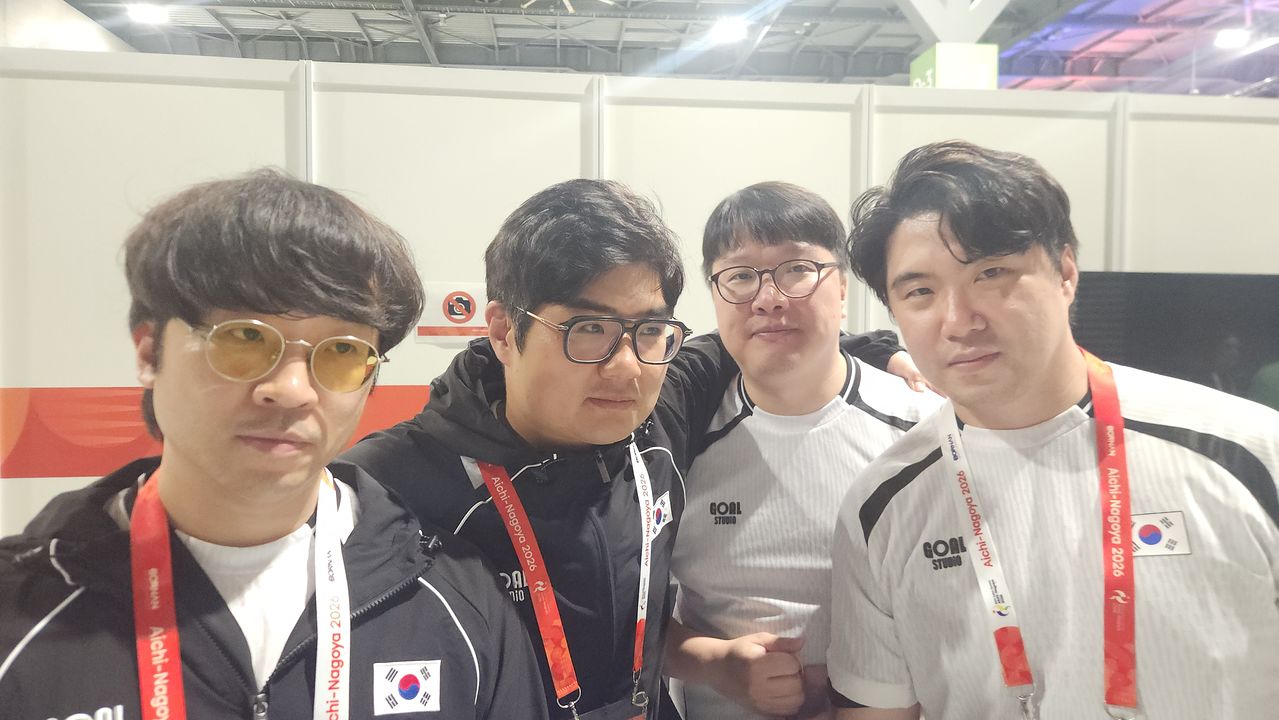 e스포츠 대전격투 대표팀. 철권 배재민(왼쪽부터), 강성훈 감독, KOF 이광노, 스트리트 파이터 연제길. 김효경 기자