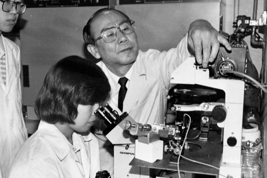 1990년 국내 첫 본격 축산전문 연구기관 '동물자원연구센터'에서 연구원들과 유전자 조작 실험을 하고 있는 정길생 (오른쪽). 중앙포토