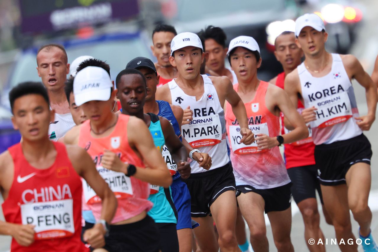 26일 나고야 시내 코스에서 열린 2026 아이치·나고야 아시안게임 남자 마라톤에 나선 박민호와 김홍록. 사진 아이치·나고야 아시안게임 조직위원회