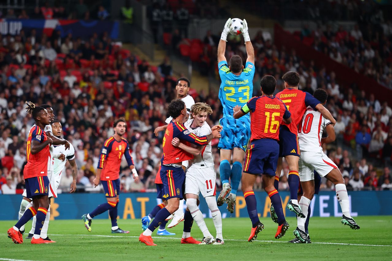 2026년 9월 26일 영국 런던에서 열린 잉글랜드와 스페인의 UEFA 네이션스리그 조별리그 경기 중 스페인 골키퍼 우나이 시몬이 공을 잡고 있다. 스페인이 3-2로 이겼다. EPA=연합뉴스