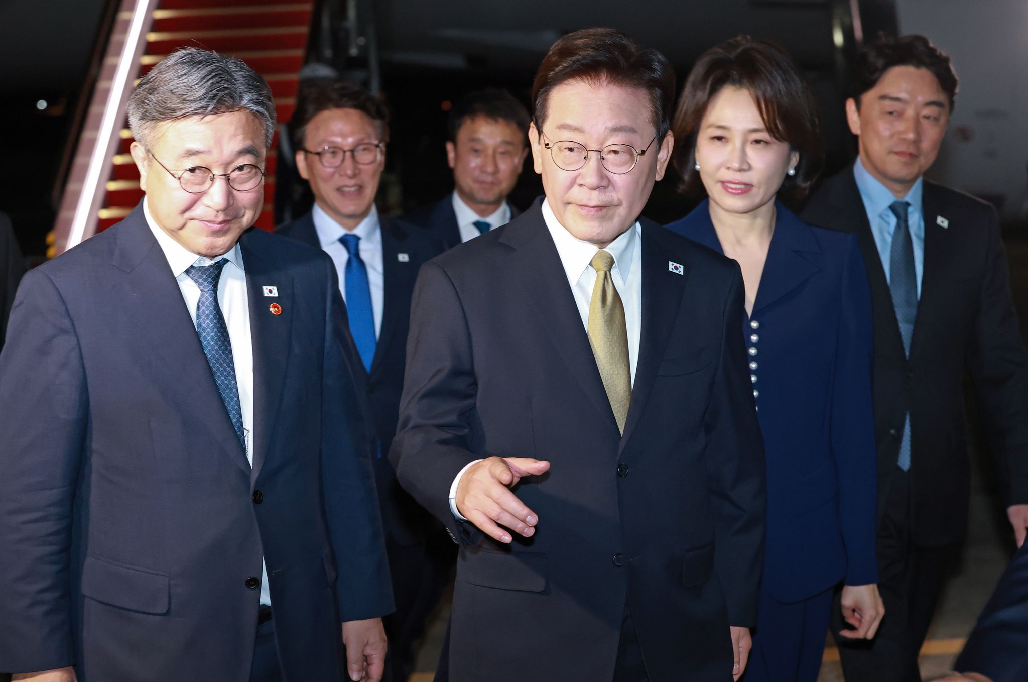 미국과 멕시코 순방을 마치고 귀국한 이재명 대통령과 김혜경 여사가 27일 성남 서울공항 공군 1호기에서 내려 차량으로 이동하고 있다. 연합뉴스
