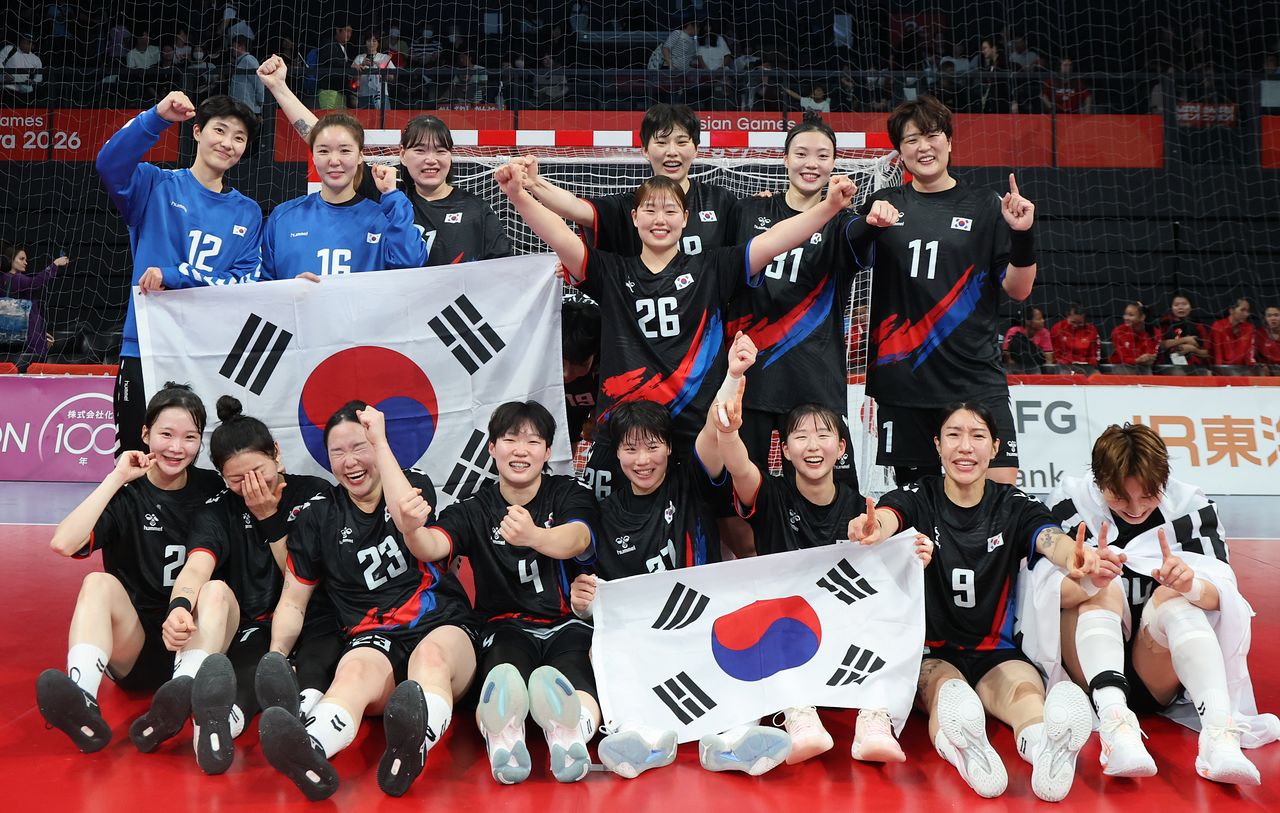 여자 핸드볼 풀리그 최종전에서 일본을 꺾고 금메달을 확정한 한국 선수들이 태극기를 들고 기뻐하고 있다. 연합뉴스