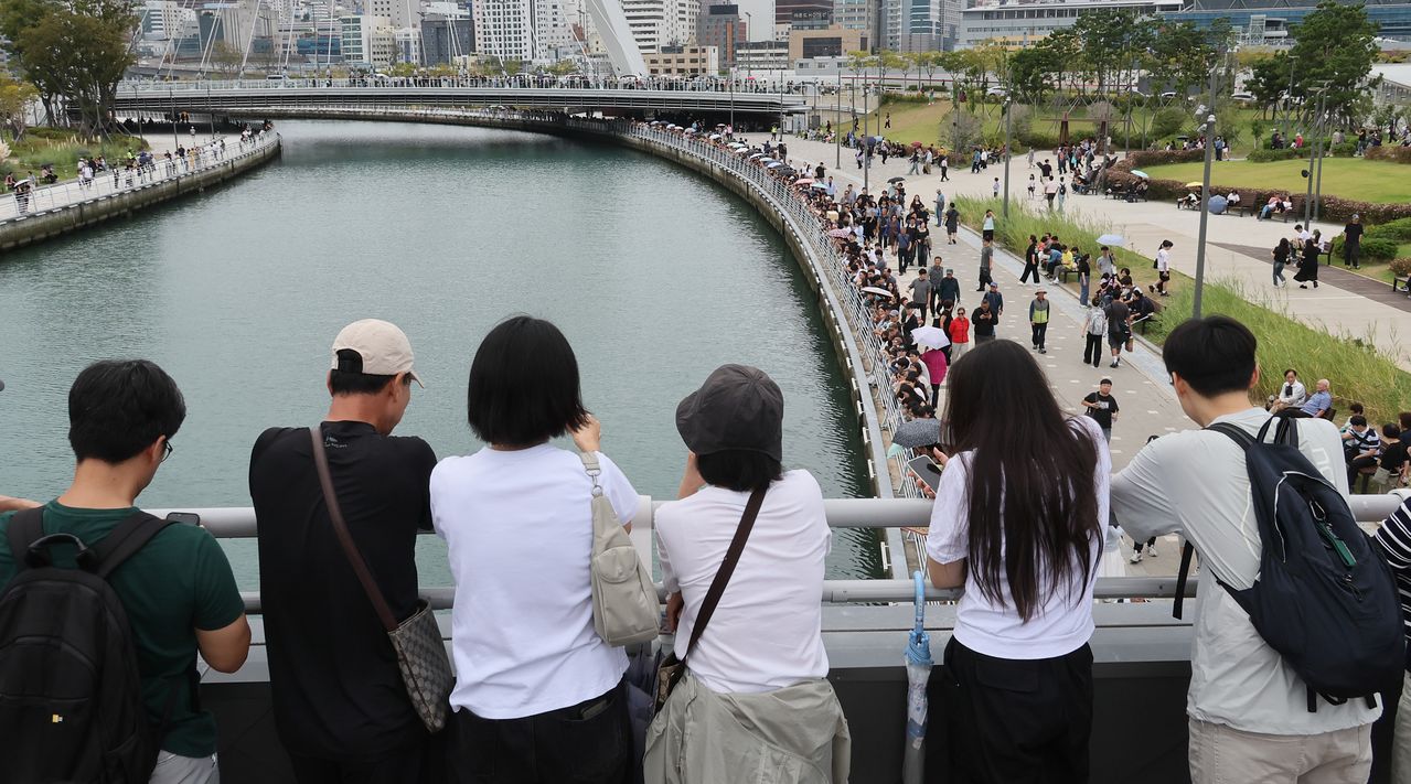 추석 연휴 마지막 날인 27일 부산 동구 북항 친수공원 수로에 열흘째 머물고 있는 상어 '부캉이'를 구경하기 위해 전국에서 몰린 많은 관람객들로 북적이고 있다. 송봉근 객원기자