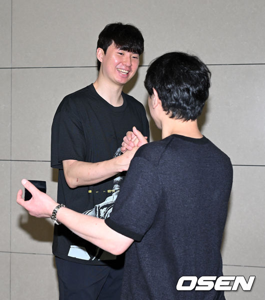 재계약 대신 NBA 도전 택한 이현중에 우승 반지 직접 전달하러 온 나가사키 단장