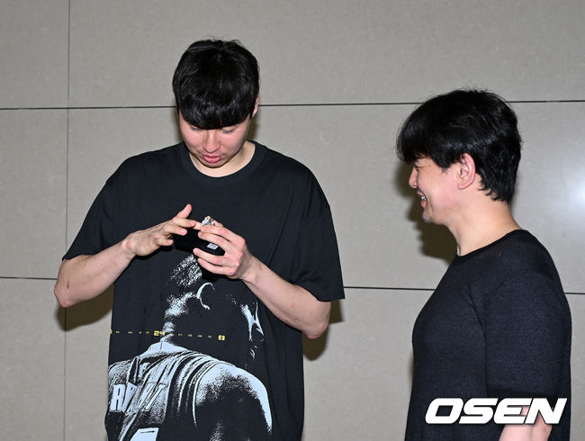 그 자리에서 우승 반지 껴보는 이현중