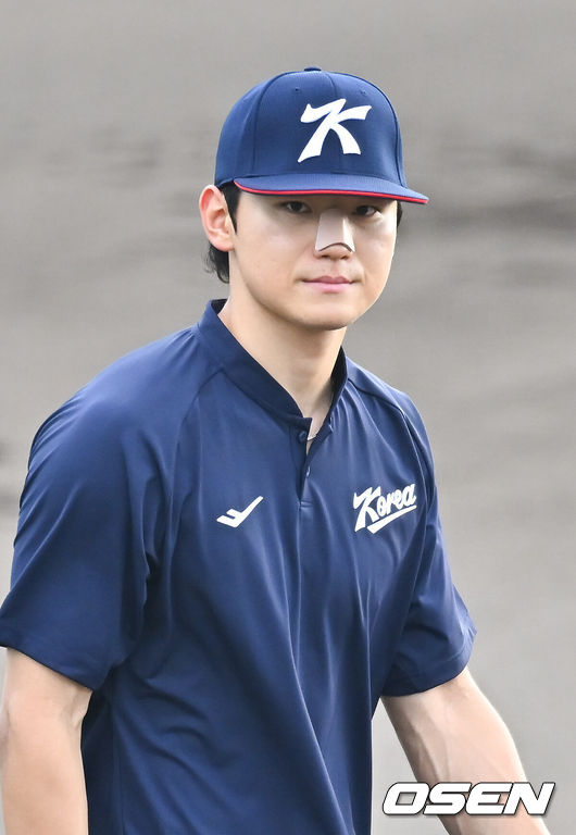 [OSEN=오카자키(일본), 박준형 기자]  21일 오후 일본 아이치현 오카자키 중앙종합공원 야구장에서 2026 아이치-나고야 아시안게임 한국과 대만의 B조 조별예선 1차전이 진행됐다.대회 5연패에 도전하는 한국 야구대표팀은 KBO리그를 대표하는 토종 에이스 곽빈을 선발로 내세웠다. 김도영이 수비 훈련을 하고 있다.  2026.09.21 / soul1014@osen.co.kr