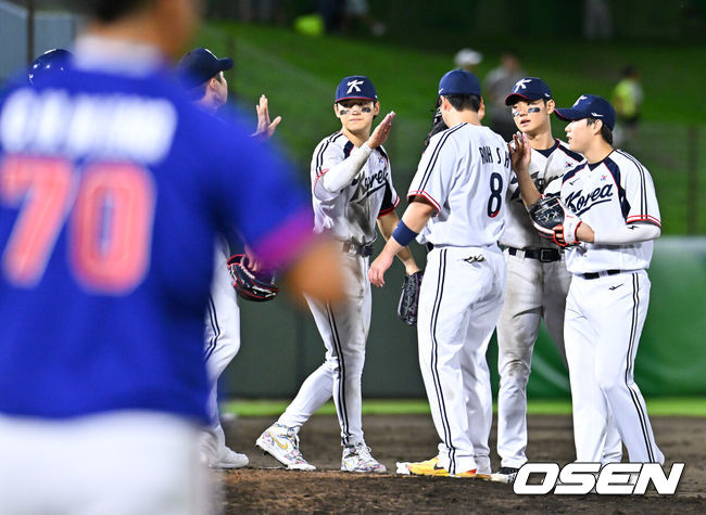 [OSEN=오카자키(일본), 박준형 기자]  류지현호가 에이스 곽빈을 앞세워 운명의 조별예선 첫 경기를 완승으로 장식했다.류지현 감독이 이끄는 한국 야구대표팀은 21일 일본 아이치현 오카자키 중앙종합공원 야구장에서 열린 2026 아이치-나고야 아시안게임 대만과 B조 조별예선 1차전에서 5-0으로 승리했다.경기종료 후 야구대표팀 선수들이 승리의 기쁨을 나누고 있다.   2026.09.21 / soul1014@osen.co.kr