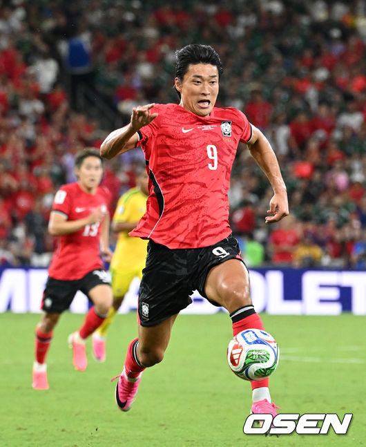 [OSEN=몬테레이(멕시코), 이대선 기자] 홍명보 감독이 이끄는 대한민국 축구대표팀은 25일(이하 한국시간) 오전 10시 멕시코 몬테레이 스타디움에서 개최된 2026 국제축구연맹(FIFA) 북중미 월드컵 조별리그 A조 최종전에서 남아프리카공화국에게 0-1 충격패를 당했다.1승2패가 된 한국은 A조 3위로 밀리며 32강 자력진출에 실패했다. 한국은 나머지 조들의 상황을 따져보고 32강에 진출할 가능성은 남아있다. 1승1무1패의 남아공이 2위로 32강 진출을 확정지었다.후반 대한민국 조규성이 드리블 돌파를 하고 있다. 2026.06.25 /sunday@osen.co.kr