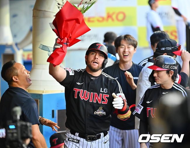 [OSEN=대구, 이석우 기자] 13일 대구삼성라이온즈파크에서 2026 신한 SOL KBO 리그 삼성 라이온즈와 LG 트윈스의 경기가 열렸다. 홈팀 삼성은 최원태가, 방문팀 LG는 임찬규가 선발 출전했다. LG 트윈스 오스틴이 4회초 2사 1,2루 좌월 3점 홈런을 치고 단일 시즌 역대 구단 최다 39호 홈런 기록을 세우고 축하 꽃다발을 들고 기뻐하고 있다. 2026.09.13 / foto0307@osen.co.kr